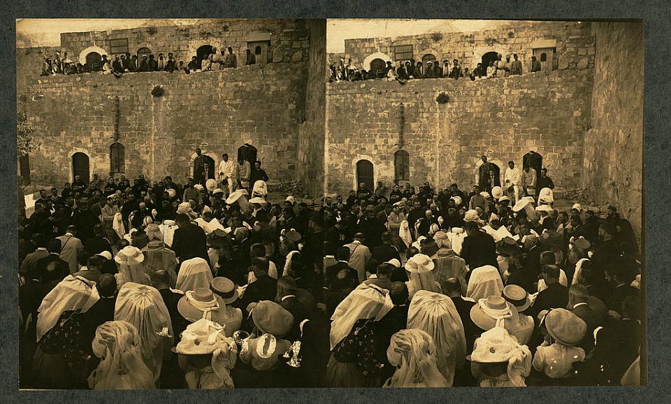 French pilgrims praying at First Station in the Turkish Barracks LCCN2004672923