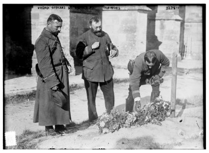 French Officers at graves of comrades LCCN2014697939