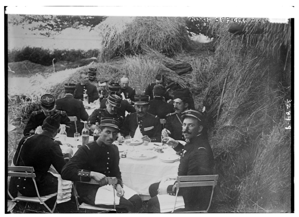 French Officers dining LCCN2014697985