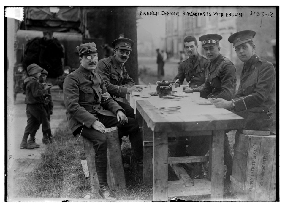 French Officer breakfasts with English LCCN2014697730