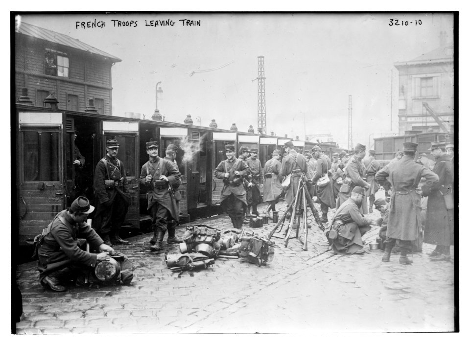 French troops leaving train LCCN2014697213