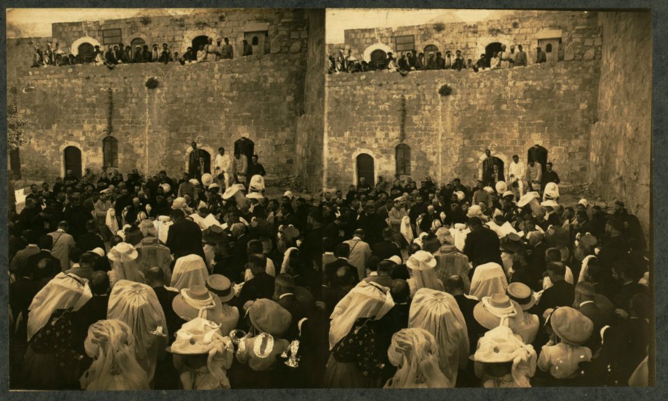 French pilgrims praying at First Station in the Turkish Barracks LCCN2004672923