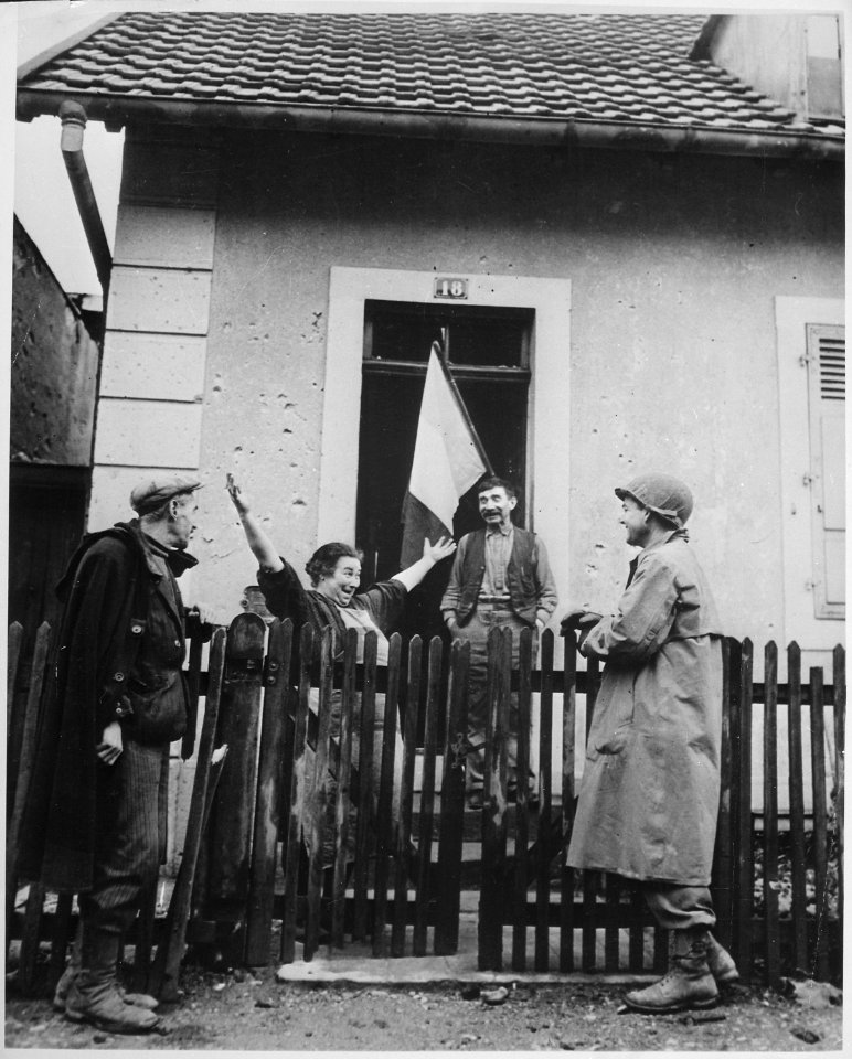 Frenchwoman exclaims to neighbor and to American soldier, Tout Belfort Est Libre (All Belfort is liberated). - NARA - 531223