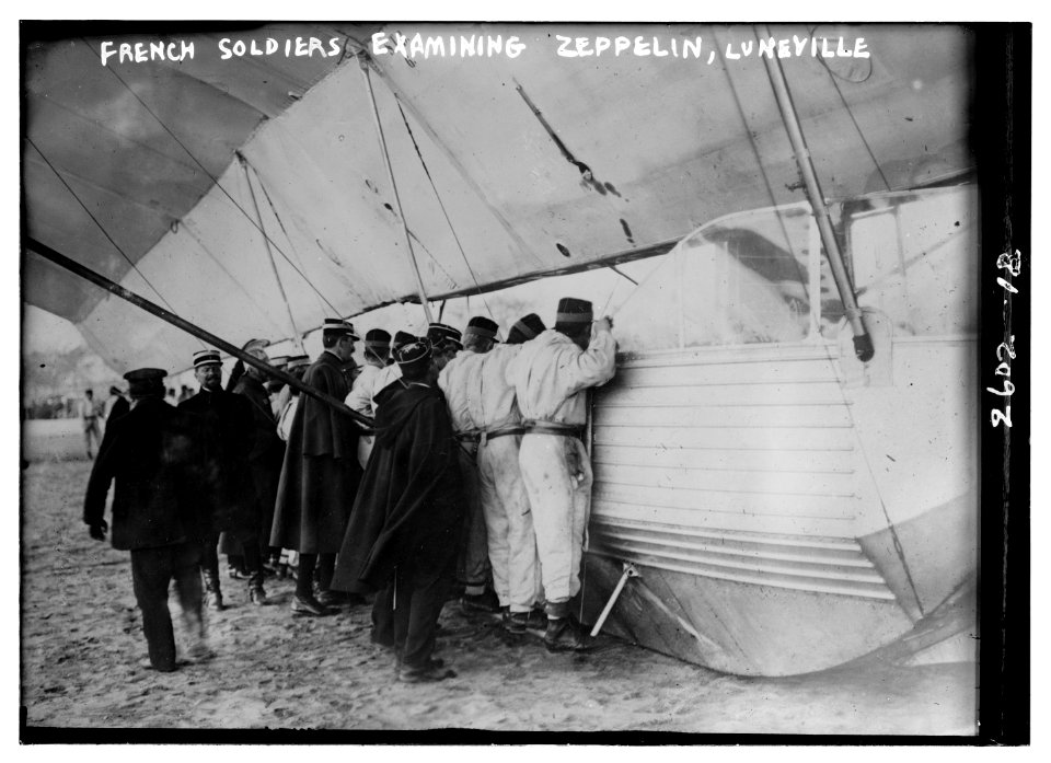 French soldiers examining Zeppelin at Luneville LCCN2014692219