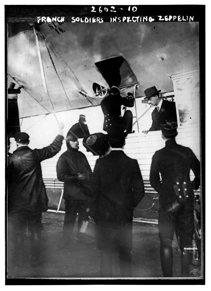 French soldiers inspecting Zeppelin LCCN2014692217