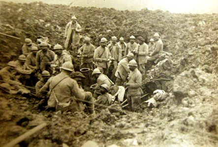 French troops in crater on the Chemin des Dames under fire, WWI (32250807916)