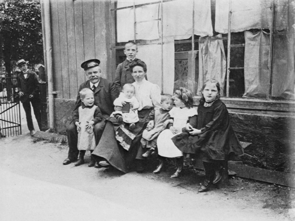 Frey, Ferdinand - Gruppenbild vor dem Atelier des Königlich-Bayrischen Hofphotographen Ferdinand Frey in Amberg (Zeno Fotografie)