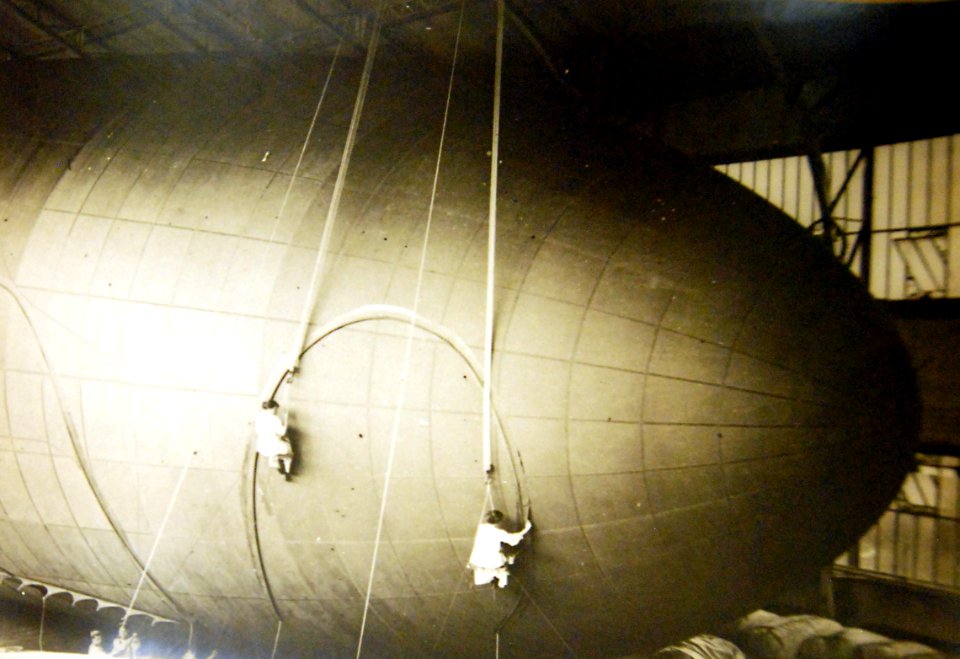 French women clean the side of a lighter-than-air aircraft during WWI (32169998831)