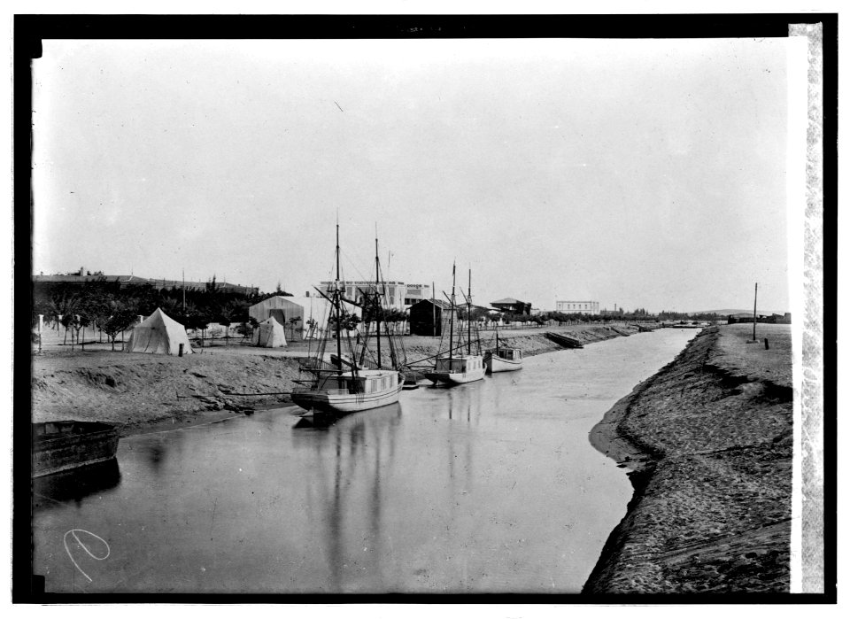 Fresh water channel, Suez Canal LCCN2016820996