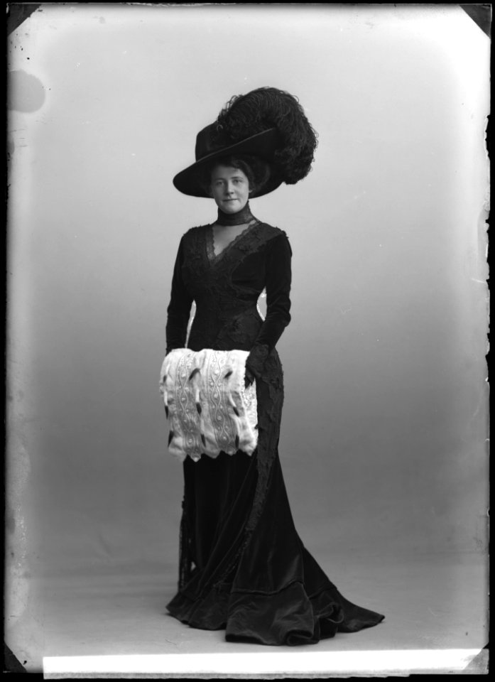 Frida Winnerstrand as Eve de Beaupres in Vännen i huset at Vasateatern 1909 - SMV - GV102