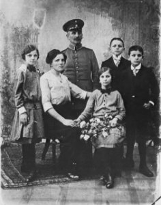 Frey, Ferdinand - Eine klassische Familiengruppenaufnahme (Zeno Fotografie)