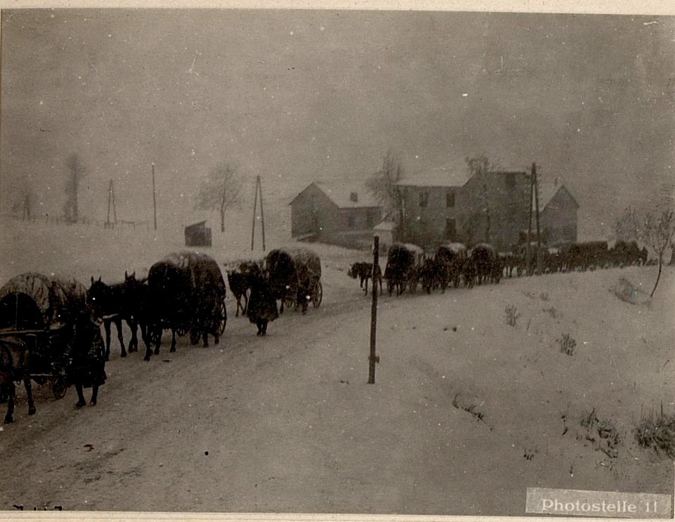 Friccastraße. Im Schneesturm marschierende Trains. (BildID 15635577)