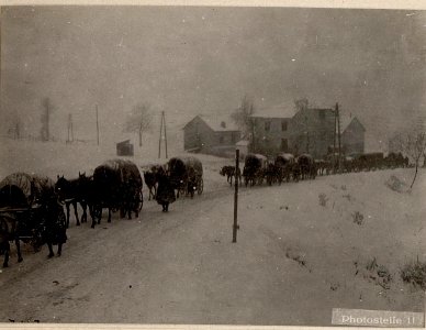 Friccastraße. Im Schneesturm marschierende Trains. (BildID 15635577)