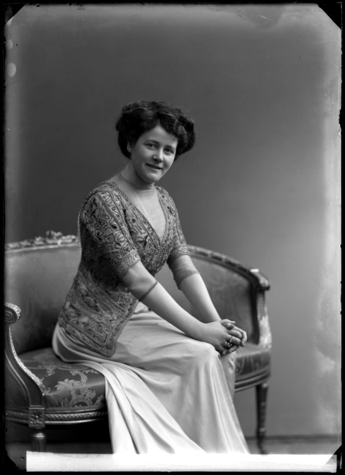 Frida Winnerstrand as Eve de Beaupres in Vännen i huset at Vasateatern 1909 - SMV - GV101
