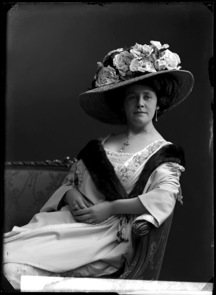Frida Winnerstrand as Lucienne in Fruar på krigsstråt at Djurgårdsteatern 1909 - SMV - GV100