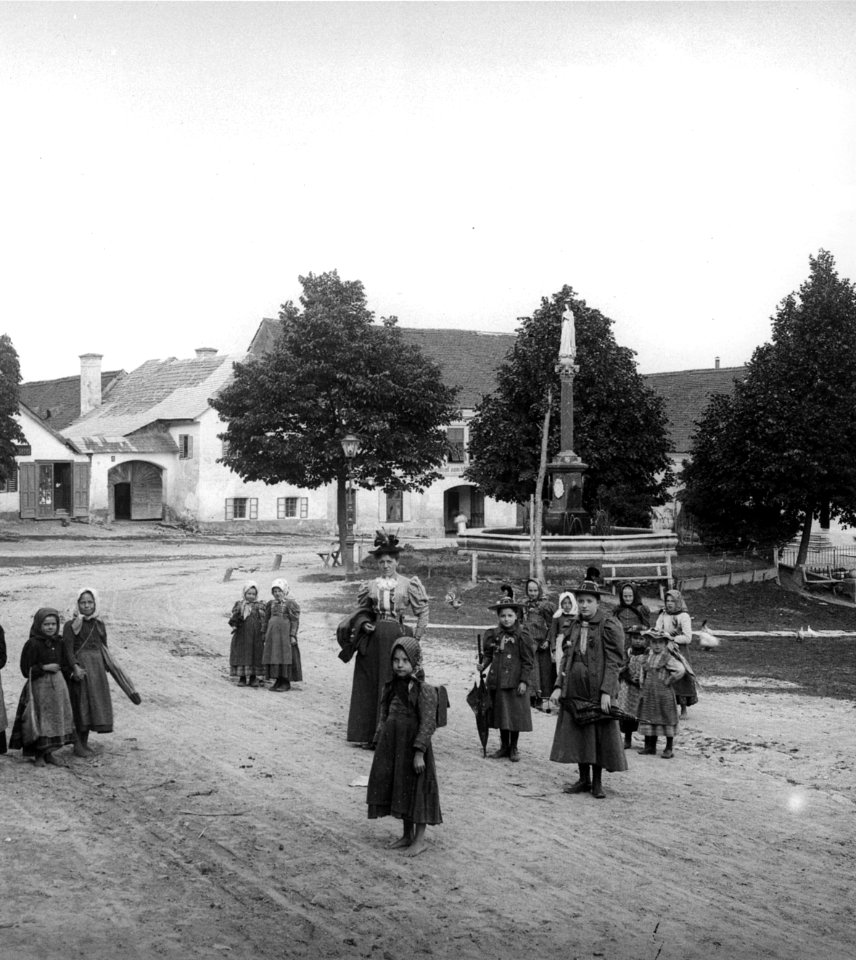 Friedberg, Hauptplatz mit Brunnen und Mariensäule - 1898 ObjID 81616
