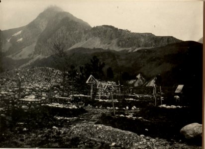 Friedhof vom Landwehr Infanterie Regiment Nro.27 an der Strassengabel der Strassen nach Flitsch und SOVA. Aufgenommen am 13. April 1916. (BildID 15470567)