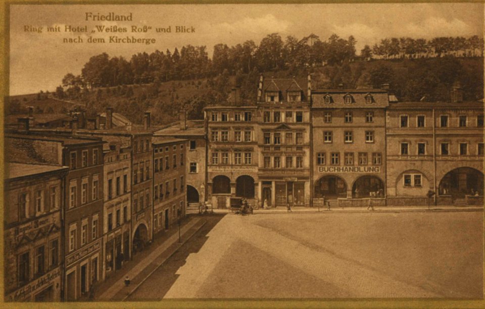 Friedland, Schlesien - Ring mit Hotel Weißes Roß und Blick nach dem Kirchberge (Zeno Ansichtskarten)