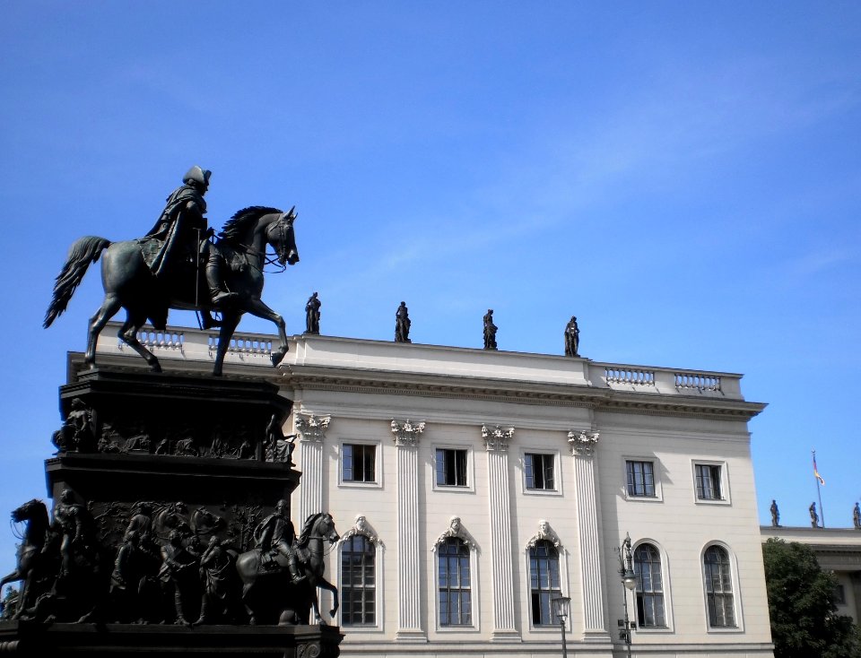 Friedrich II zu Pferde vor HU B