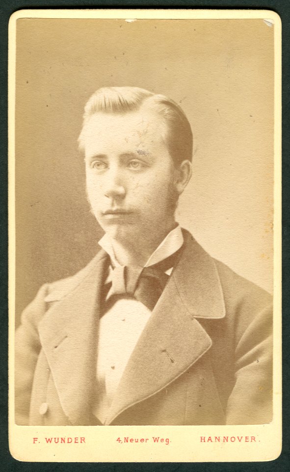 Friedrich Karl Wunder CDV junger Mann mit Krawatte Bildseite