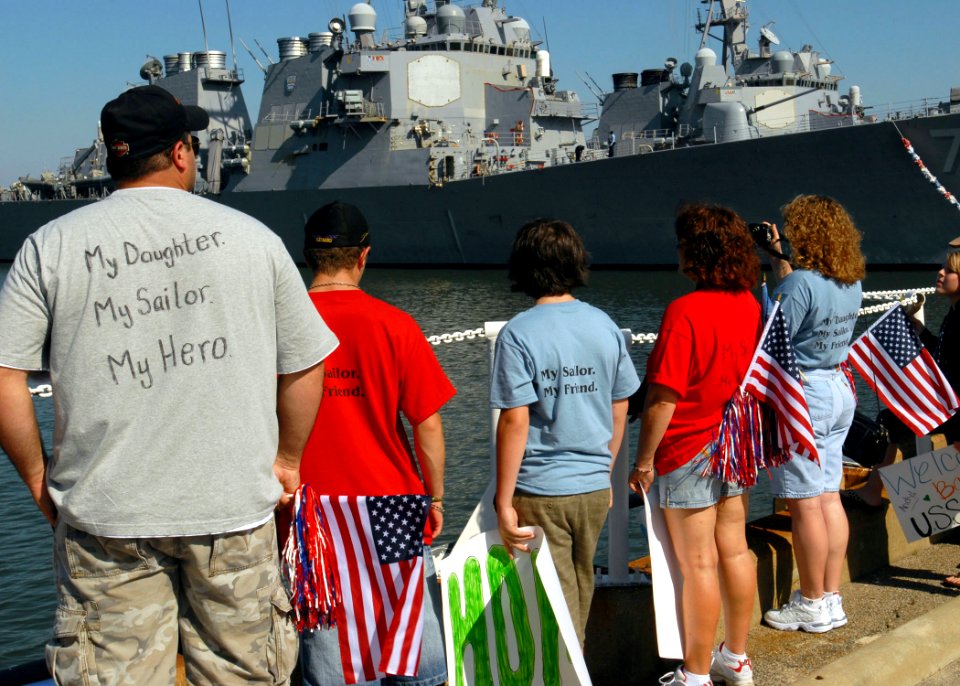 Friends and family await for the return of USS Cole DVIDS105200