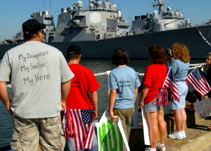 Friends and family await for the return of USS Cole DVIDS105200