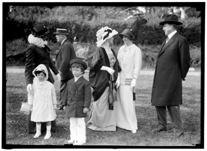 FRIENDSHIP CHARITY FETE. MRS. R.L. ORVEN; JOHN R. McLEAN; MRS. RICHMOND HOBSON; MR. & MRS. WILLIAM RANDOLPH HEARST. CHILDREN ARE LUCIA AND RICHARD HOBSON LCCN2016864601