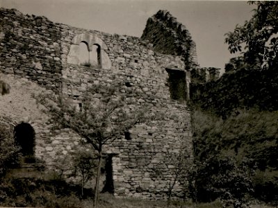 Friesach, Romanische Bogenteile in der Ruine Salusberg. (BildID 15509340)