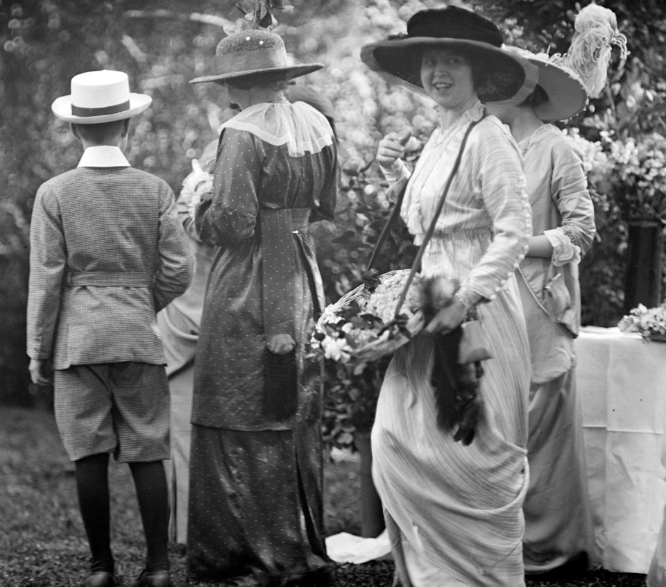 FRIENDSHIP CHARITY FETE GLADYS INGALLS AND KATHARANE ELKINS LCCN2016864602 (cropped)