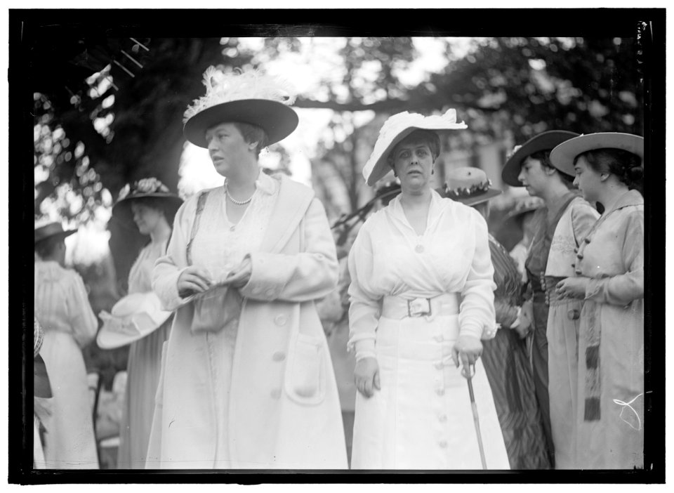 FRIENDSHIP CHARITY FETE. MRS. JOSEPH LEITER AND MRS. GEORGE HOWARD LCCN2016866350