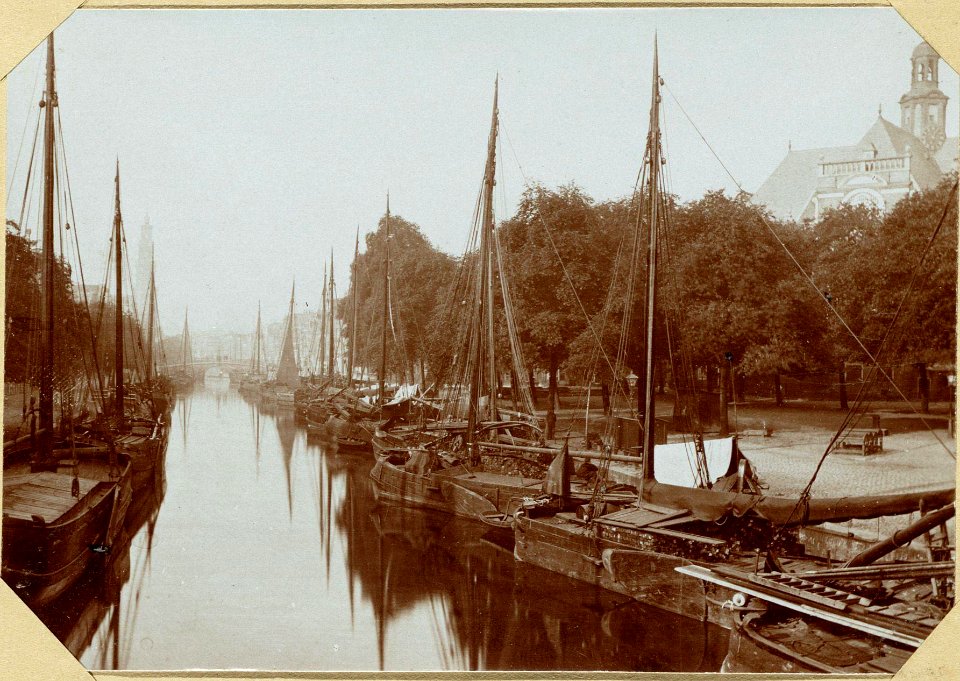 Friesche Turfschepen in de Prinsengracht vóór de Noordermarkt - De Turfmarkt
