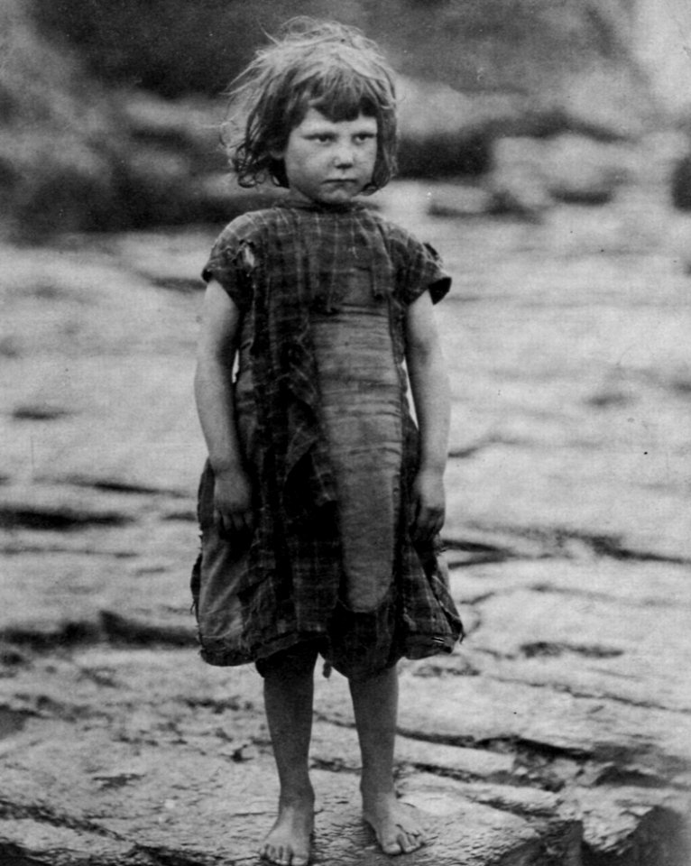 Frith, Francis - Whitby, ein Gassenkind am Meer (Zeno Fotografie)