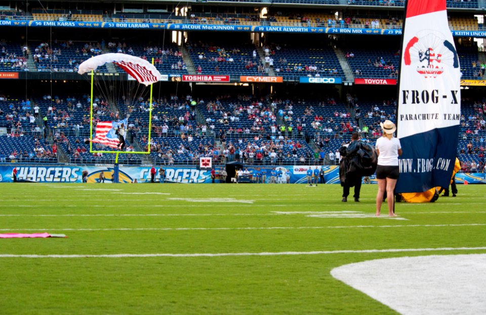 Frog - X parachute team 130829-N-IC565-063