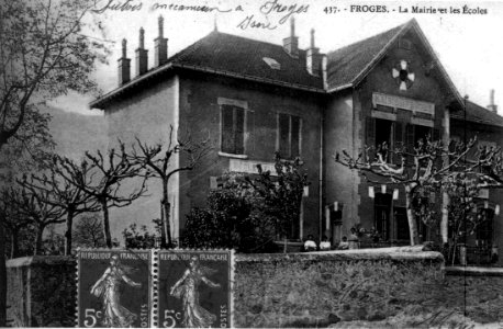 Froges, la mairie et les écoles en 1910, p 89 de L'Isère les 533 communes photo