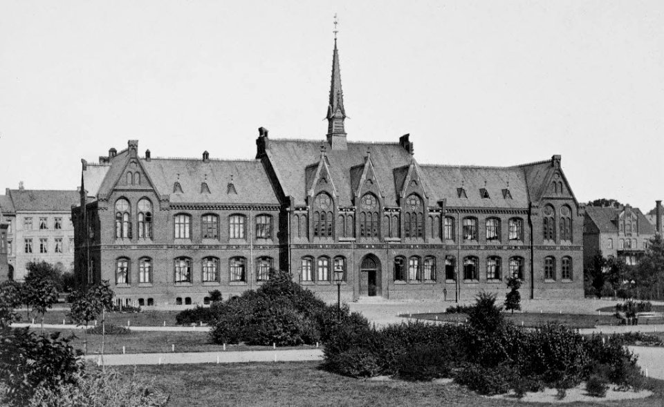 Front des neugotischen Backsteinbaus des Gymnasiums (Gelehrtenschule) am Kleinen Kiel (Kiel 44.676)