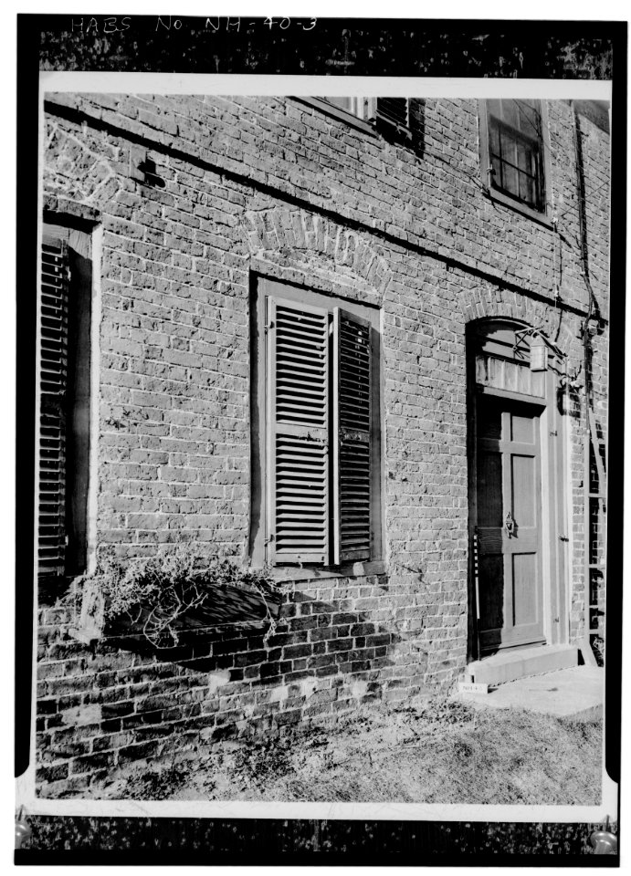 FRONT DOOR AND ADJACENT WINDOW - Weeks House, Greenland, Rockingham County, NH HABS NH,8-GRELA,1-3