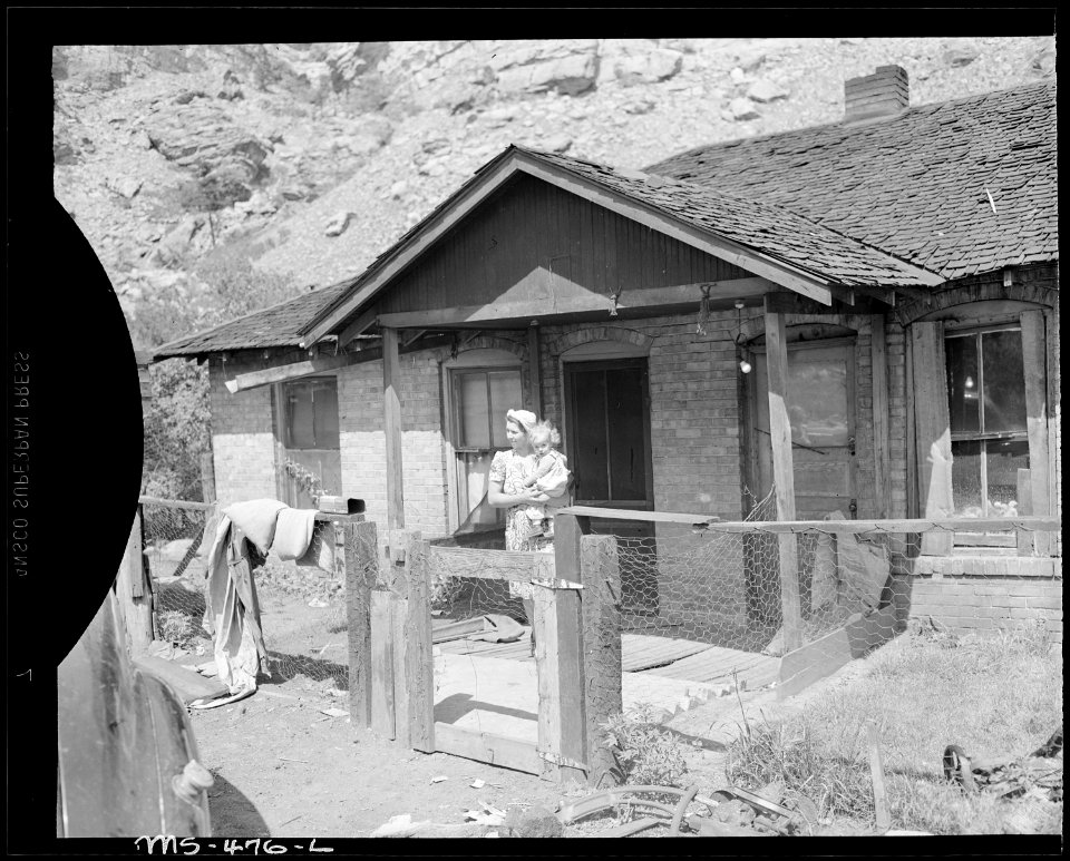 Front proch of Mr. Llewelyn, miner, living in company housing project near mine. Royal Coal Company, Royal ^2 Mine... - NARA - 540436