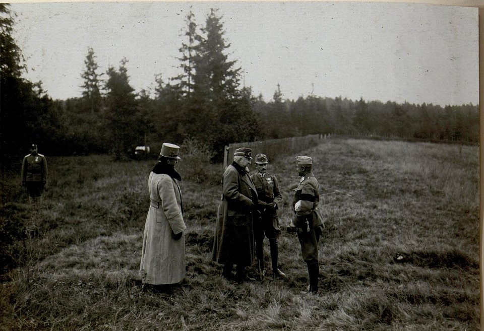 Frontbesuch des bulgarischen Zaren Ferdinand I., der Kommandant der Ferdinand Husaren, einer Einheit, die zu Ehren des bulgarischen Herrschers so benannt worden war, Oberst graf Alberti meldet sich be (BildID 15550713)