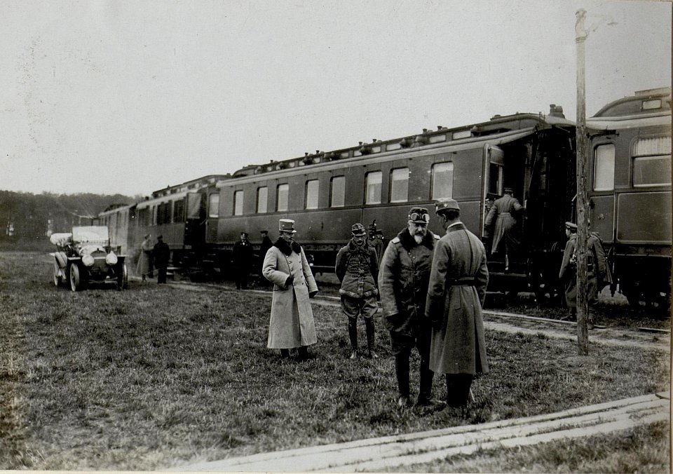 Frontbesuch des bulgarischen Zaren Ferdinand I., Fahrt an die Front, Erzherzog Karl im hellen Offiziersmantel (BildID 15550594)