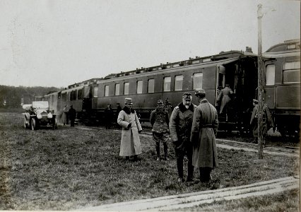 Frontbesuch des bulgarischen Zaren Ferdinand I., Fahrt an die Front, Erzherzog Karl im hellen Offiziersmantel (BildID 15550594)