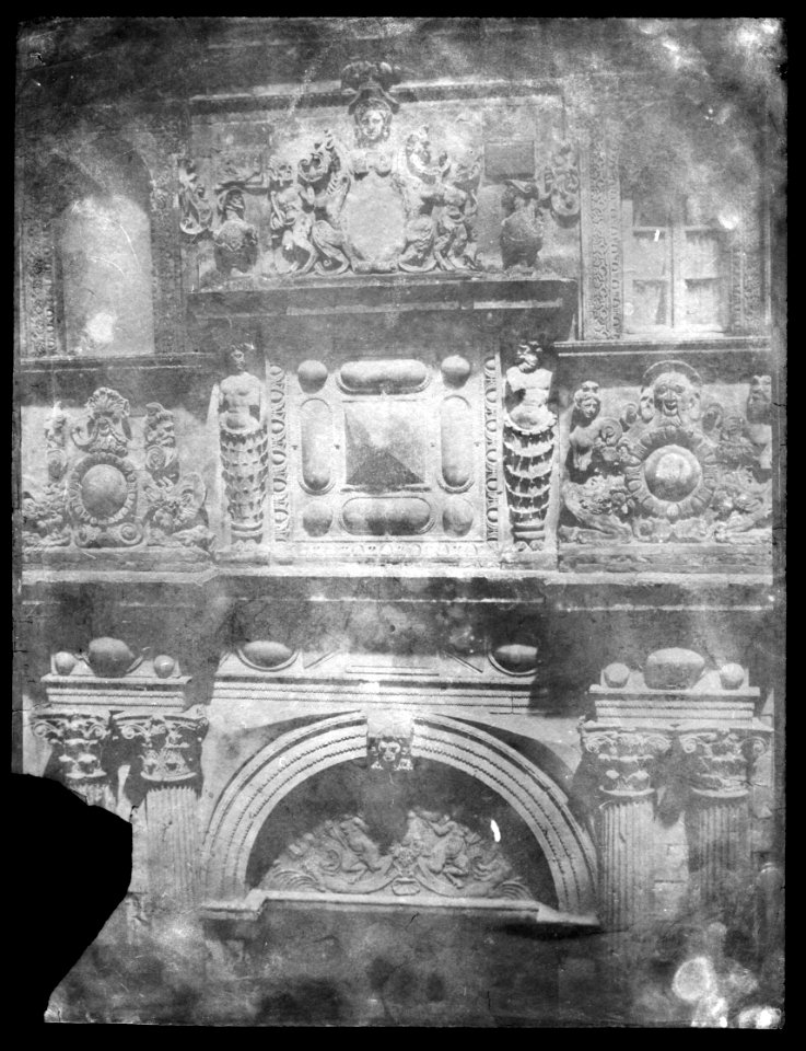 Fronton de l'Hôtel Molinier. - FRAC31555 8Fi1 p
