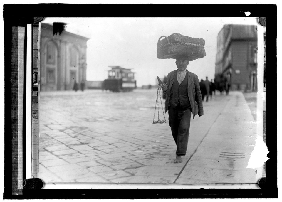 Fruit peddlers at Naples LCCN2016821563