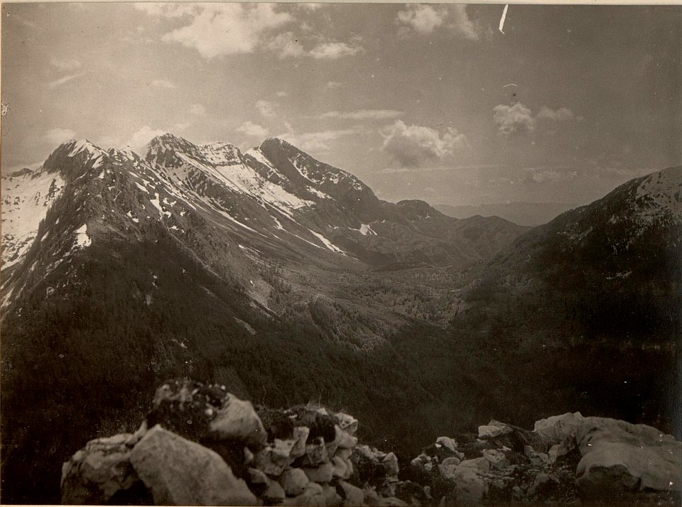 Frontverlauf vom Lipnik über Krn, Vrata, Vrsic, Polinik. Aufnahme Standpunkt ca. 50 m östlich der Triangulierung des Javorcekgipfel. Aufgenommen am 17. April 1916. (BildID 15475426)