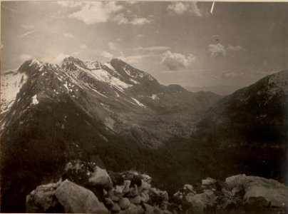 Frontverlauf vom Lipnik über Krn, Vrata, Vrsic, Polinik. Aufnahme Standpunkt ca. 50 m östlich der Triangulierung des Javorcekgipfel. Aufgenommen am 17. April 1916. (BildID 15475426)