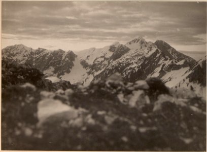 Frontverlauf von Duple Planina über Kre, Vrata, Vrsickamm mit den darauf sichtbar feindlichen Stellungen bis Polinik. Standpunkt Lipnikgipfel. Aufgenommen am 16. April 1916. (BildID 15475391)