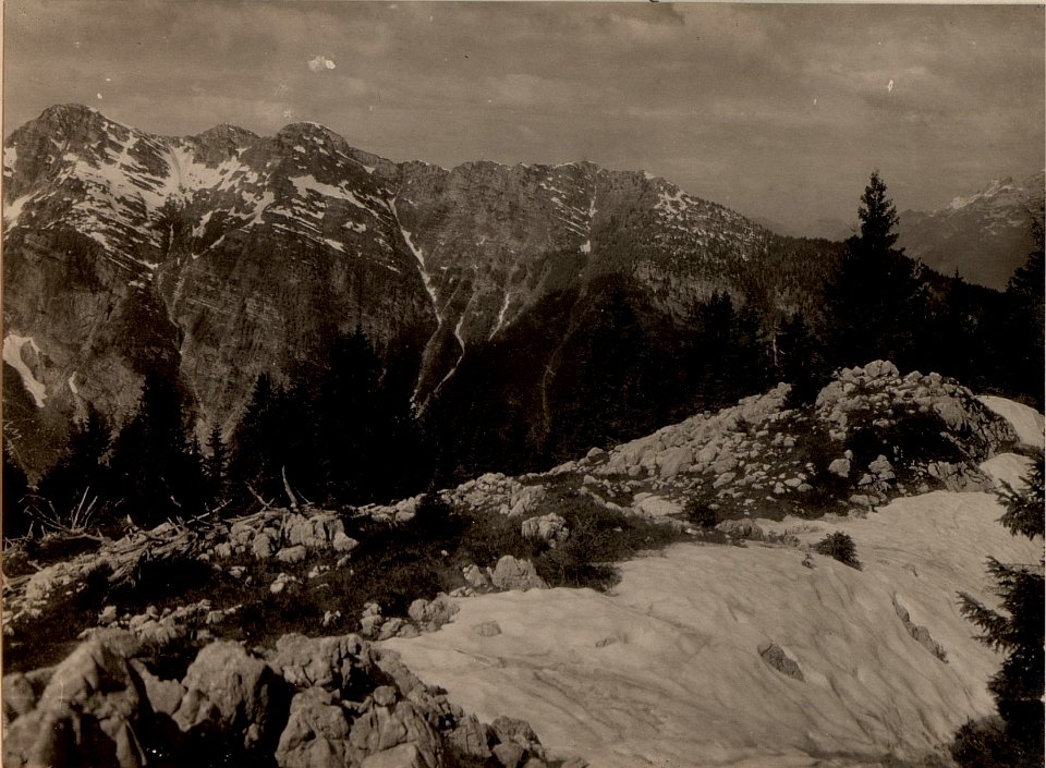 Frontverlauf von Duple Planina über Krn, Vrata, Lipnik. Standpunkt der Aufnahme Crei Vrh. Aufgenommen am 20.V.1916. (BildID 15475384)