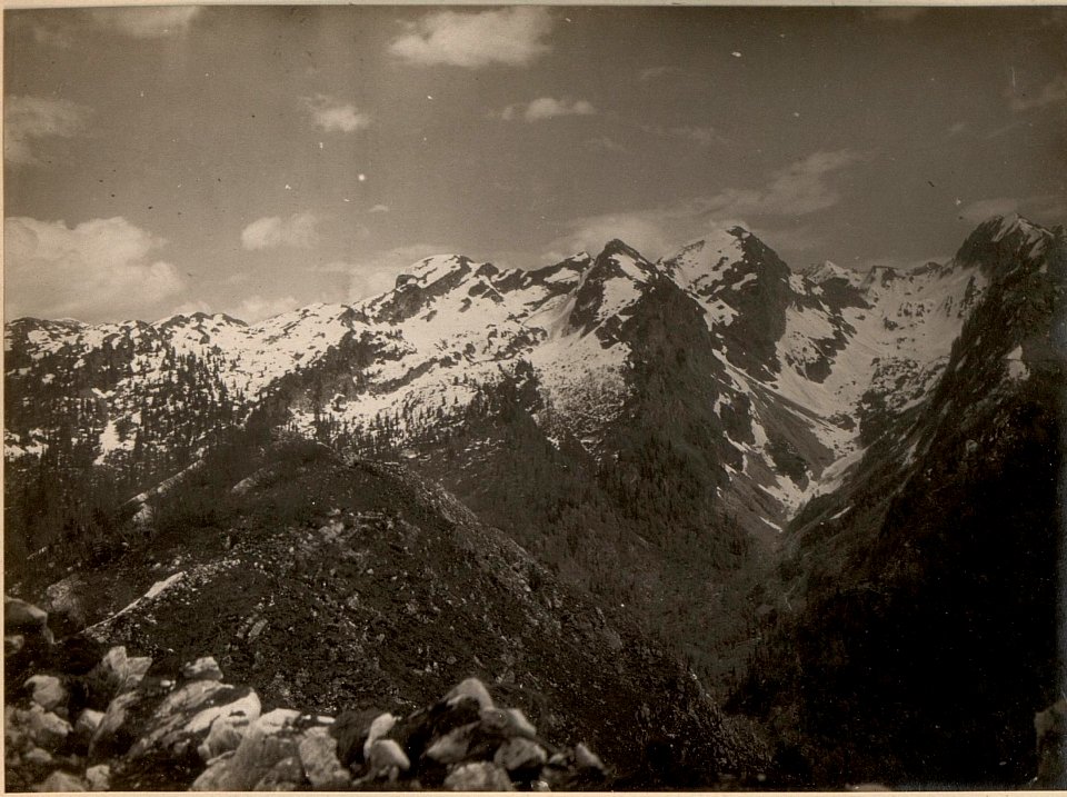 Frontverlauf vom Lipnik über Krn, Vrata, Vrsic, Polinik. Aufnahme Standpunkt ca. 50 m östlich der Triangulierung des Javorcekgipfel. Aufgenommen am 17. April 1916. (BildID 15475419)