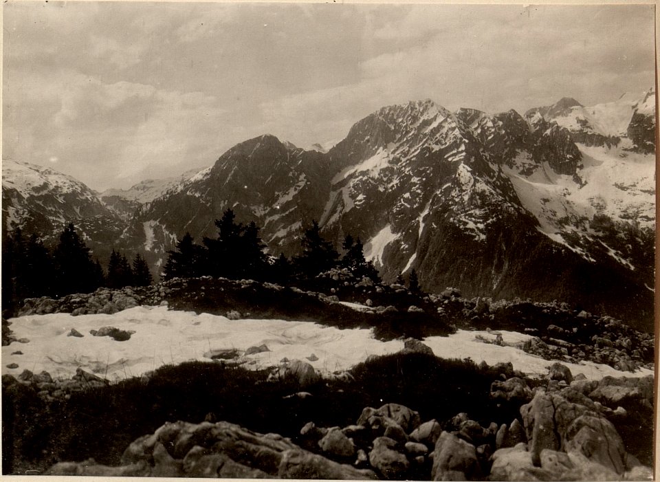 Frontverlauf von Duple Planina über KRE VRATA, LIPNIK. Standpunkt der Aufnahme Crei Vrh. Aufgenommen am 20.V.1916. (BildID 15475370)