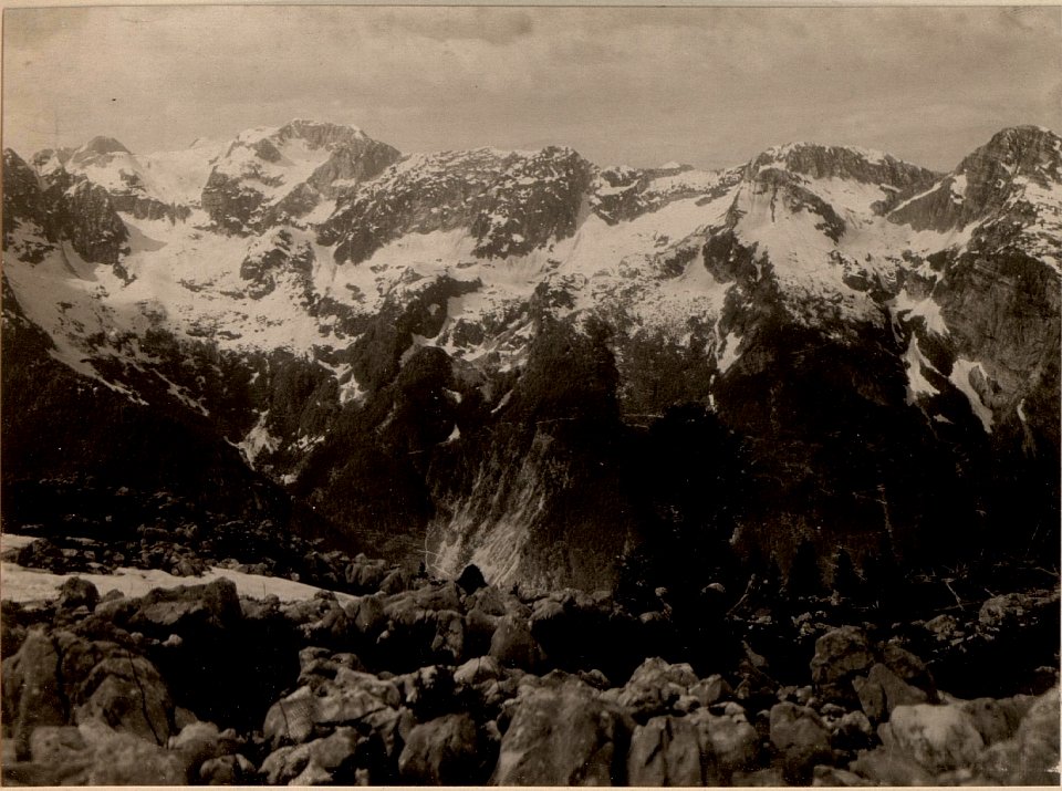 Frontverlauf von Duple Planina über Krn, Vrata, Lipnik. Standpunkt der Aufnahme Crei Vrh. Aufgenommen am 20.V.1916. (BildID 15475377)