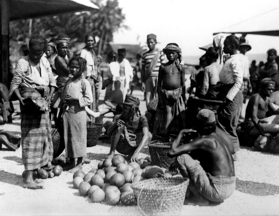 Fruktförsäljare på basarplatsen. Boeton. Indonesien - SMVK - 000298